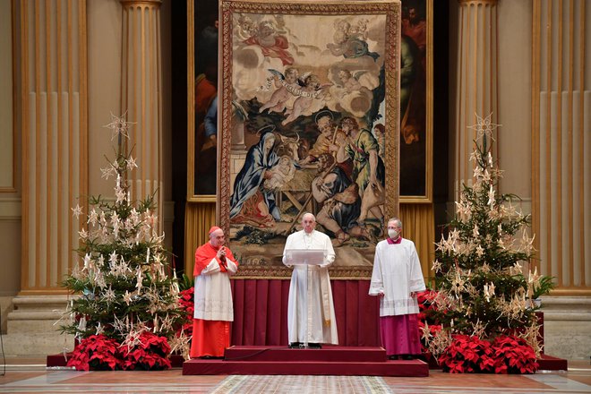 Sporočilo in blagoslov Urbi et Orbi je eno najpomembnejših v rimskokatoliški cerkvi in se izreka ob najpomembnejših praznikih, kot sta božič in velika noč. FOTO: Vatican Media/Reuters
