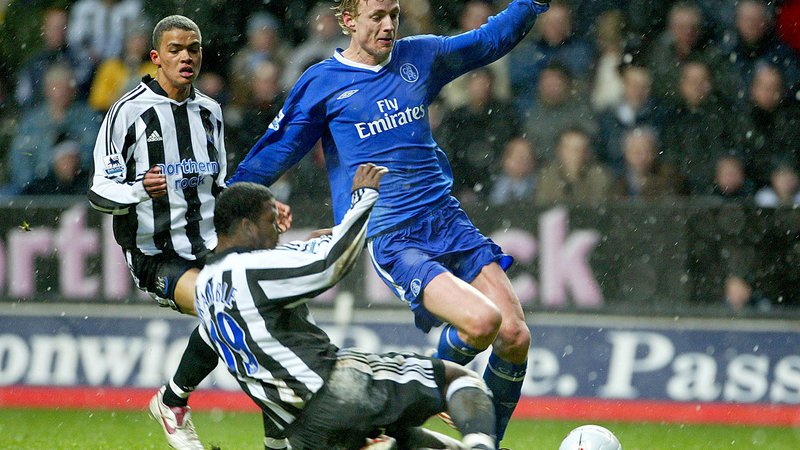 Fotografija: Jiři Jarošík.je na svoji bogati nogometni poti igral tudi v prepoznavnem modrem dresu Chelseaja iz Londona. FOTO: Ian Hodgson/Reuters