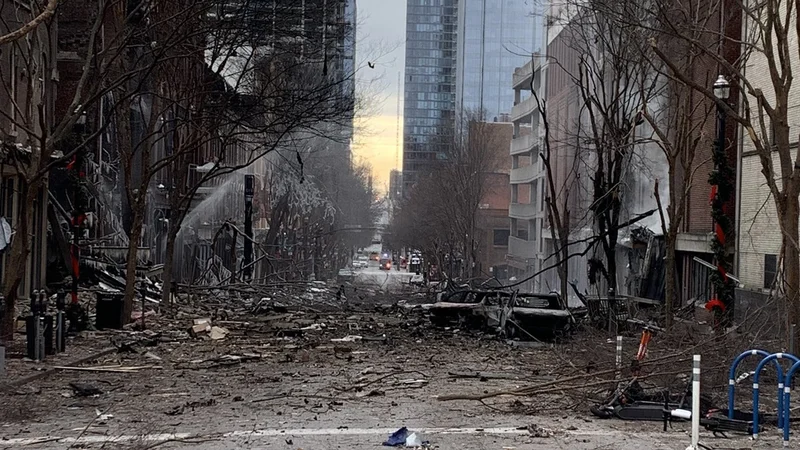 Fotografija: Po podatkih policije sta v eksploziji zgoreli najmanj dve vozili, drevesa pa so bila izruvana. FOTO: AFP