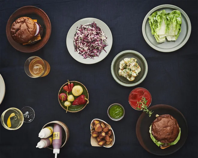 René Redzepi je obdržal dobavitelje, s katerimi je sodeloval zadnjih sedemnajst let z Nomo, zato so vsi dodatki za njegove burgerje unikatni. FOTO: Popl Burger