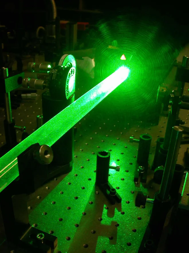 Raziskave z laserjem na Institutu Jožef Stefan. FOTO: Jaroslav Jankovič