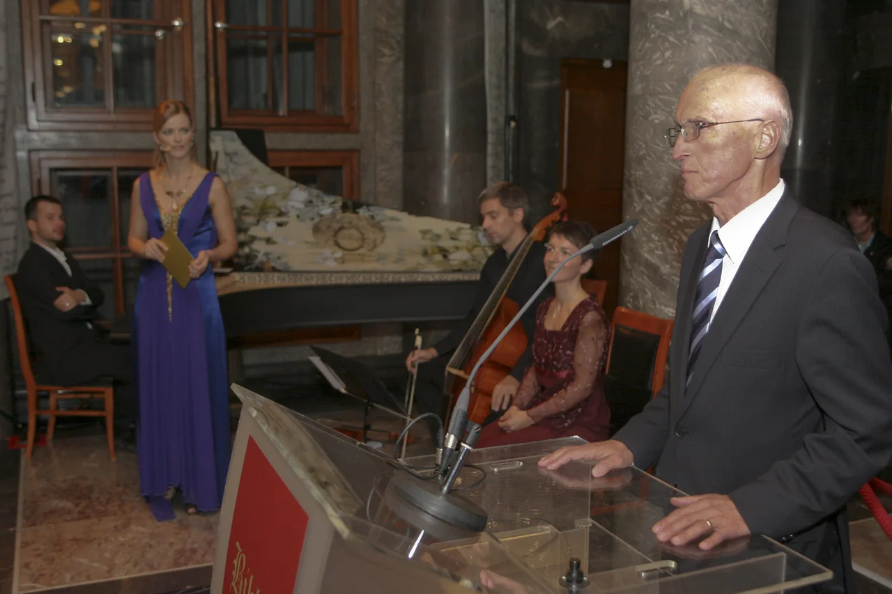 Fotografija: Milan Matos leta 2008 med dobrodelno dražbo ročno vezane biblije v NUK. Foto Marko Feist