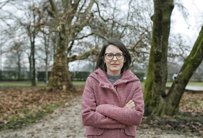 Ana Kroflič na Kemijskem inštitutu že vrsto let proučuje onesnaženje zraka, predvsem nastanek aerosolov, njihovo spreminjanje ter škodljive vplive na okolje in zdravje ljudi. Foto Blaž Samec