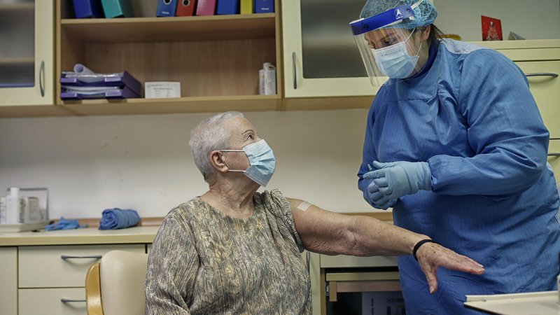 Fotografija: Cepljenje proti koronavirusu v Domu starejših občanov Fužine. FOTO: Blaž Samec/Delo
