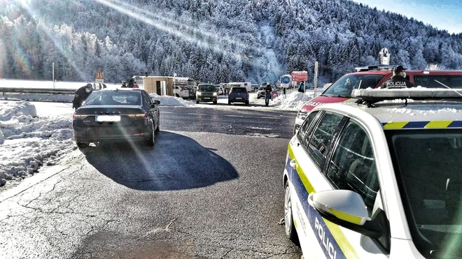Kranjska gora je bila včeraj polna obiskovalcev. FOTO: PU Kranj