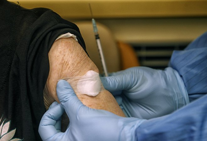 Cepljenje proti koronavirusu. FOTO: Blaž Samec/Delo