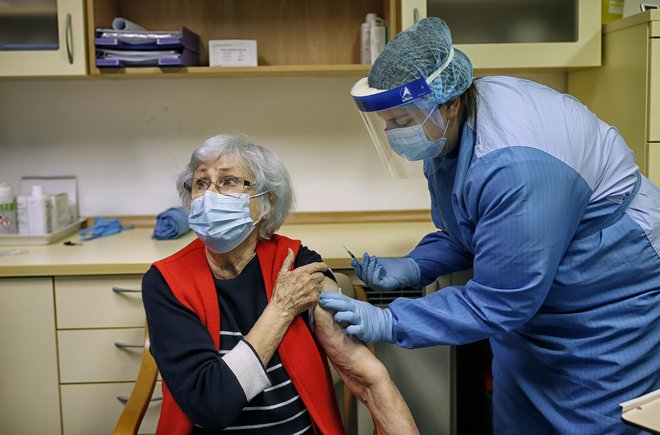 Cepljenje proti koronavirusu. FOTO: Blaž Samec/Delo