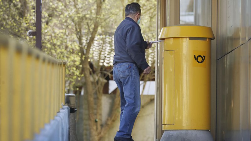 Fotografija: Zaradi epidemije se poštne storitve niso spremenile samo tako, da uporabniki čakamo pred vrati pošte, ampak so se zvišale tudi cene nekaterih storitev. FOTO: Leon Vidic/Delo
