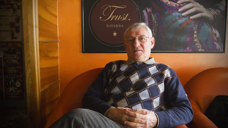 Fotografija: Vojislav Simeunović je po 40 letih igralske in trenerske kariere še vedno aktiven v Zvezi nogometnih trenerjev Slovenije. FOTO: Marko Pigac