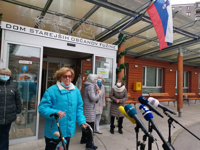 Zora Bertoncelj, 82-letna stanovalka doma v Fužinah: »Težko sem se odločila za cepljenje. Mislim, da je prav, da se cepimo, da bomo šli naprej, da boste šli naprej vi, mladi.« FOTO: Milena Zupanič