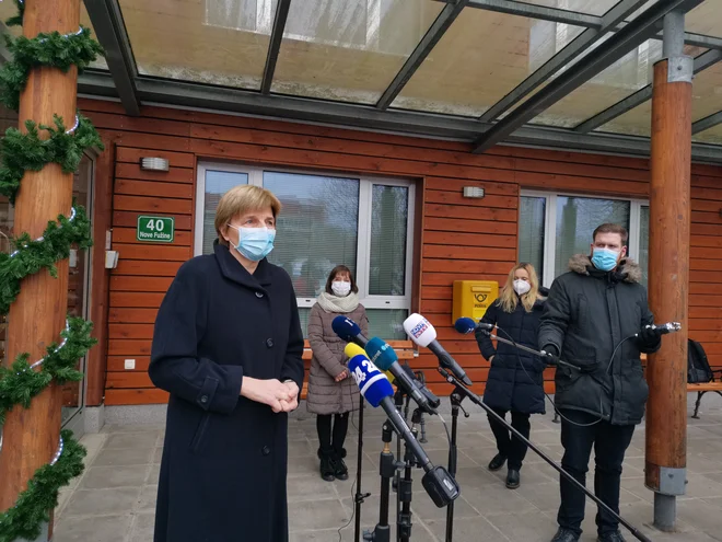 Marija Magajne, državna sekretarka na ministrstvu za zdravje: Še vedno so pomembni ukrepi proti širjenju virusa: vzdrževanje medsebojne razdalje, nošenje mask in umivanje ter razkuževanje rok. FOTO: Milena Zupanič