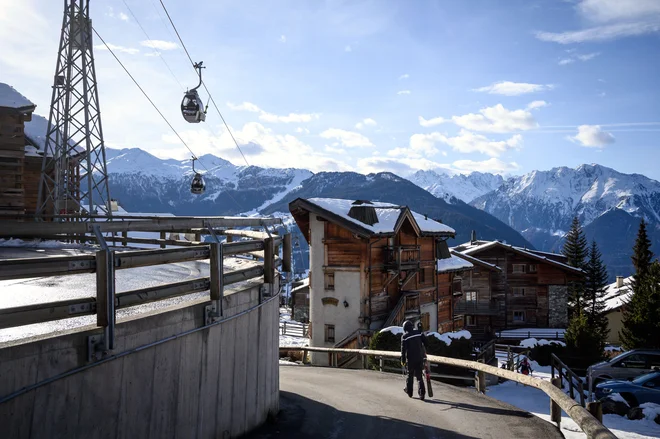 Letovišče Verbier je priljubljeno med britanskimi smučarji. FOTO: Fabrice Coffrini/AFP