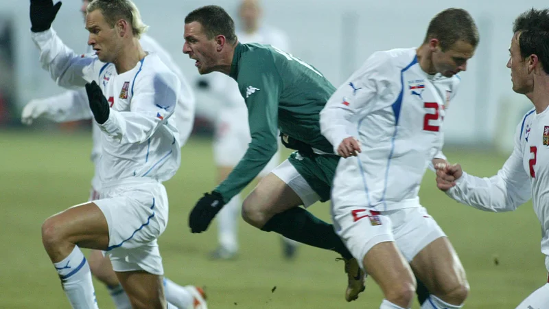 Fotografija: Jiři Jarošik (levo, za njim Sebastjan Cimerotič) je branil barve češke reprezentance na gostovanju v Celju, februarja 2005. FOTO: Matej Družnik/Delo