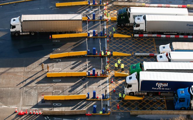 Tovornjaki med čakanjem v pristanišču Dover. Foto: Peter Cziborra /Reuters