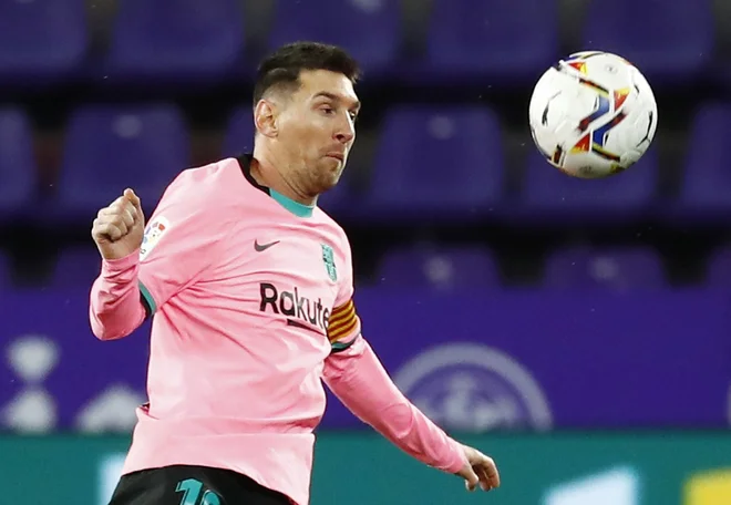 Lionel Messi se ta čas nahaja v Argentini, Ousmane Dembele že redno vadi s soigralci. FOTO: Juan Medina/Reuters