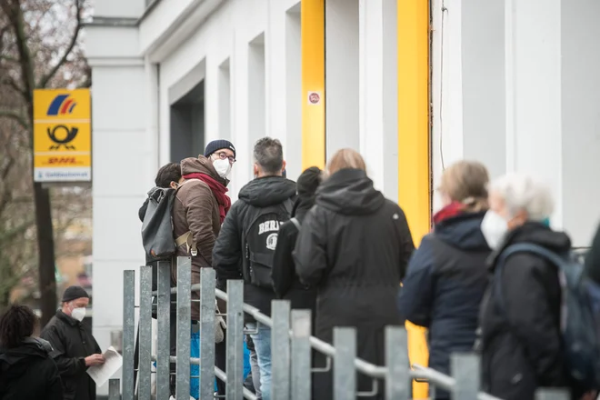 Pošte po svetu bi rade povečale varnost pošiljanja blaga. FOTO: Stefanie Loos/Afp