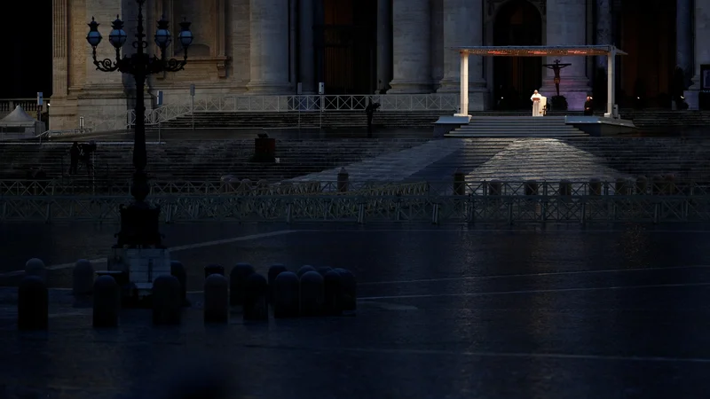 Fotografija: Papeža Frančiška na praznem trgu sv. Petra na veliki petek, 10. aprila 2020, je časnik New York Times uvrstil v izbor podob, ki so najbolj zaznamovale letošnje leto. Na fotografiji med posebnim blagoslovom »mestu in svetu« proti koronavirusu štirinajst dni prej. FOTO: Guglielmo Mangiapane/ Reuters