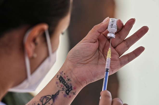 Cepljenje se hitro nadaljuje. Foto Pedro Pardo/Afp