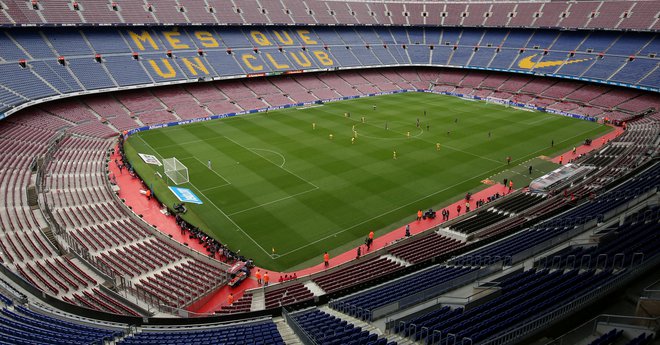 Barcelona zaradi pandemije svoje tekme igra na praznem Camp Nouu. FOTO: Albert Gea/Reuters
