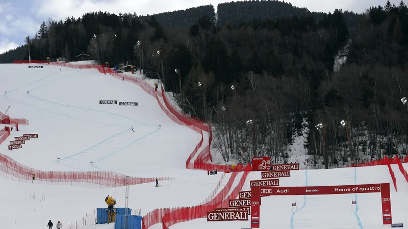 Fotografija: Prireditelji so morali priznati premoč naravi. FOTO: Stefano Rellandini / Reuters Pictures.