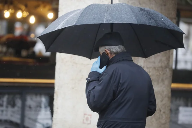 Tudi s podporo SMC in Desusa bi lahko poslanci iz predloga sedmega protikoronskega paketa (PKP7) z amandmajem umaknili možnosti odpovedi zaposlitve ob izpolnitvi pogojev za starostno upokojitev. FOTO: Leon Vidic/Delo