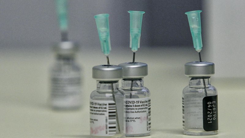 Fotografija: Podatkov o morebitnih stranksih učinkih cepiva še ni. FOTO: Blaž Samec/Delo