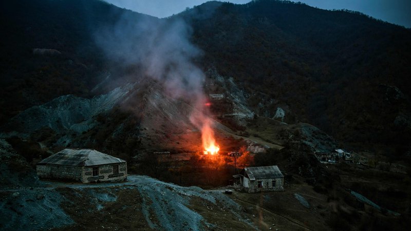 Fotografija: Goreča hiša v Gorskem Karabahu. FOTO: Alexander Nemenov/AFP
