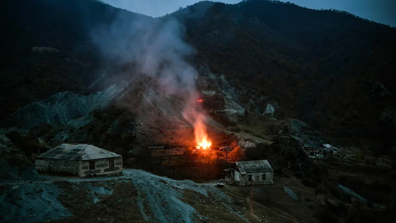 Fotografija: Goreča hiša v Gorskem Karabahu. FOTO: Alexander Nemenov/AFP