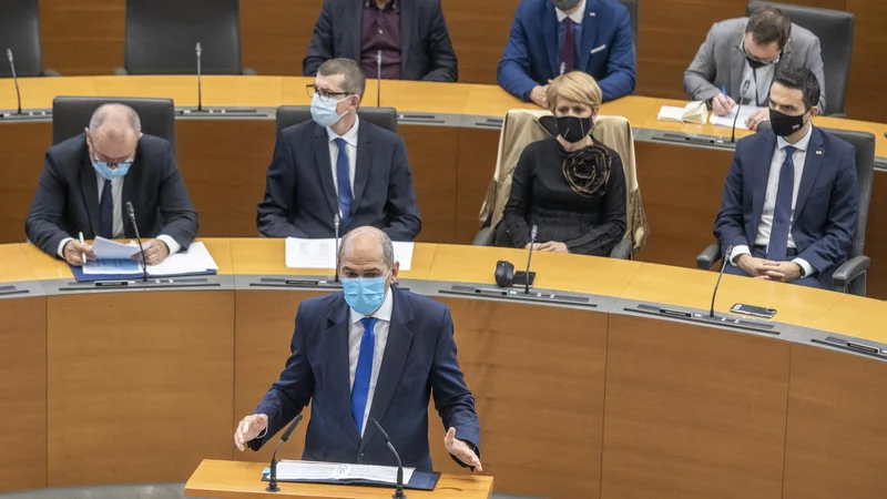 Fotografija: Ukrepi za gospodarstvo so prav usmerjeni, po drugi strani pa vlada s podtaknjenci bije svojo ideološko bitko. FOTO: Voranc Vogel/Delo