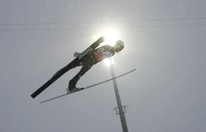 Bor Pavlovčič je v zahtevnih kvalifikacijskih razmerah poletel 115 metrov daleč. FOTO: Kai Pfaffenbach/Reuters