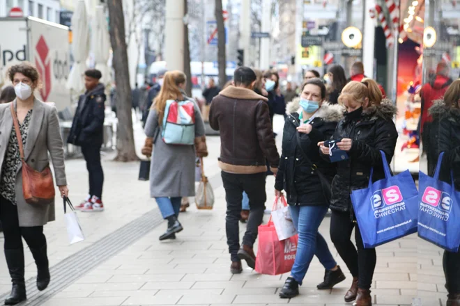 Predbožični Dunaj 2020: vrvež v dneh pred tretjo ustavitvijo javnega življenja na Mariahilferstrasse FOTO: Milan Ilić