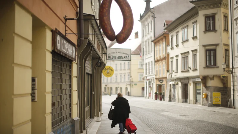 Fotografija: Prazna ulica, kjer so se nekoč vile reke turistov, ki jih v pomembnem delu zanima tudi slovenska hrana, navsezadnje kranjska klobasa ... FOTO: Jure Eržen/Delo