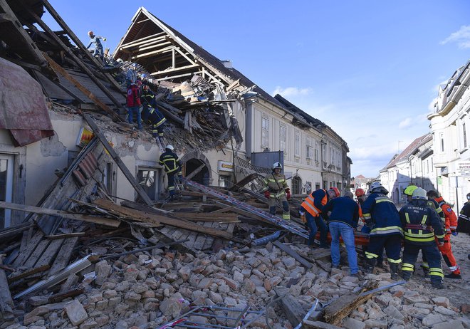 Po podatkih Evropsko-sredozemskega seizmološkega centra je bilo žarišče potresa 44 kilometrov severovzhodno od Zagreba in 12 kilometrov zahodno od Siska. FOTO: Damir Krajac / Cropix