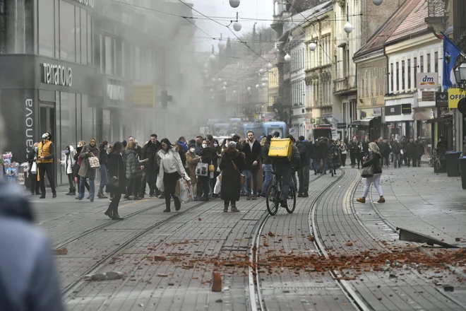 Župan Petrinje Darinko Dumbović je za medije izjavil, da je polovica mesta zrušena in da nujno potrebujejo pomoč. FOTO: Ronald Gorsic / Cropix 