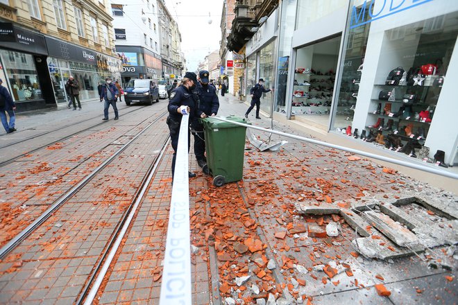 Potres je nekaj škode povzročil tudi v Zagrebu. FOTO: Antonio Bronic / Reuters