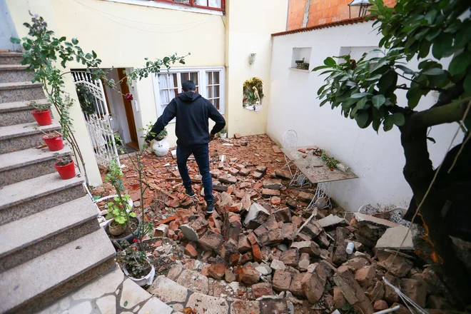 Oglasile so se sirene, ponekod je zmanjkalo električne energije, tudi v prestolnici že poročajo o škodi, piše Jutarnji list. FOTO: Antonio Bronic / Reuters