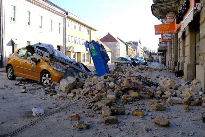 Poškodovan avto v Sisku. FOTO: Stringer/Reuters