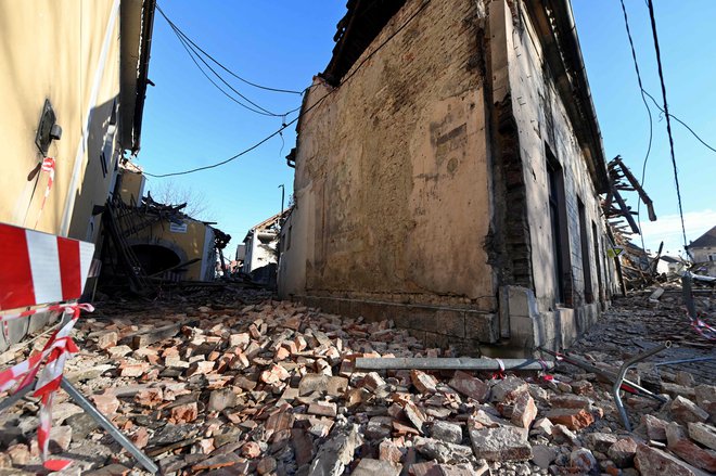 Uničenje v Petrinjah. FOTO: Denis Lovrović/AFP