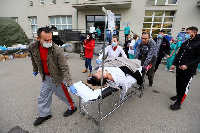 Evakuacija poškodovanje osebe v Sisku. FOTO: Antonio Bronić/ Reuters