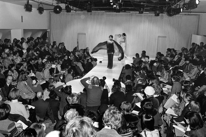 Kolekcija Pierra Cardina iz leta 1976. FOTO: AFP