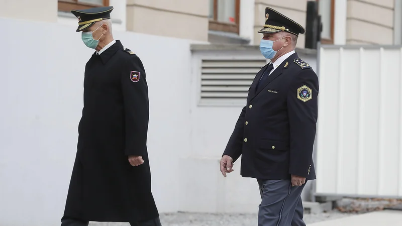 Fotografija: Na fotografiji načelnik Generalštaba Slovenske vojske brigadir Robert Glavaš in v. d. generalnega direktorja Policije Andrej Jurič. FOTO: Leon Vidic/Delo