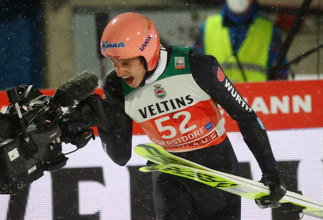 Karl Geiger ni skrival veselja ob zmagi. FOTO: Kai Pfaffenbach/ Reuters
