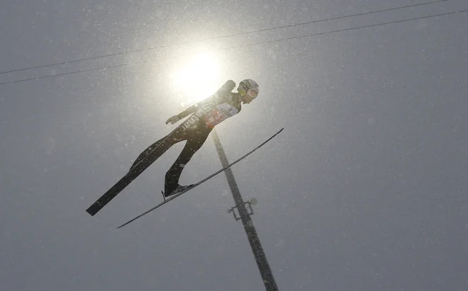 Na prvi tekmi se je med Slovenci najbolje odrezal Anže Lanišek. FOTO: Kai Pfaffenbach/Reuters