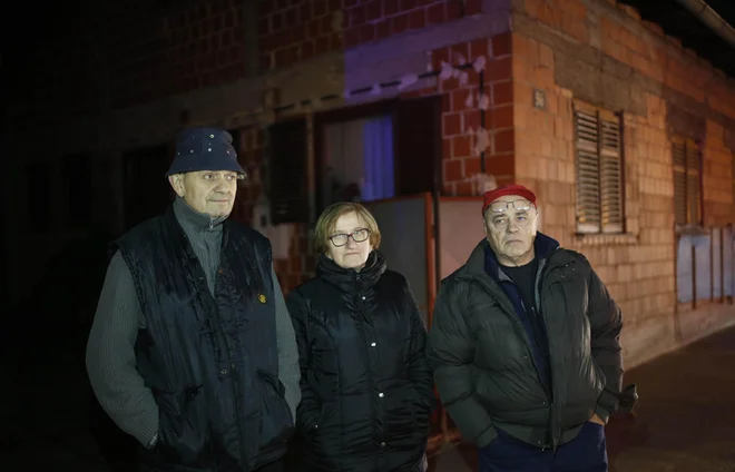 Jure Bulat, Marica in Zvone Radošević bodo noč prespali v avtu.<br />
FOTO: Blaž Samec/Delo
