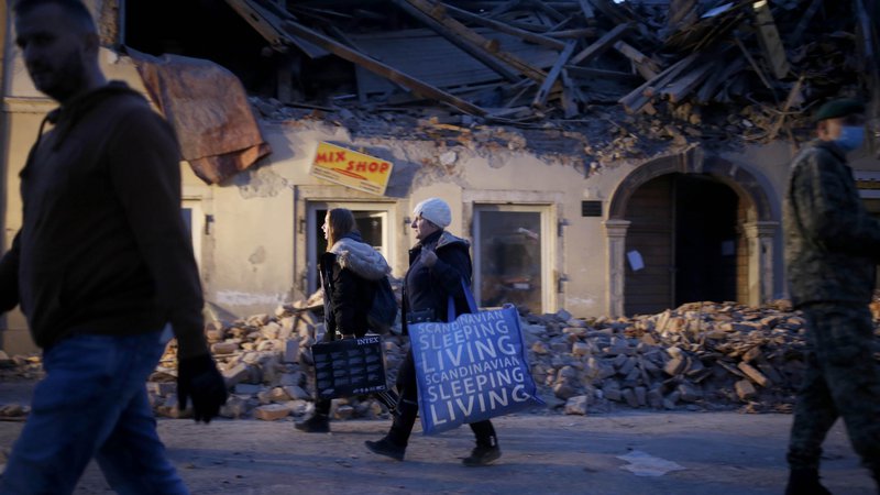 Fotografija: Posledice potresa v hrvaškem mestu Petrinj. FOTO: Blaž Samec/Delo
