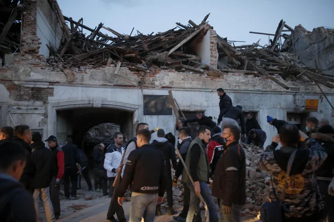 Posledice potresa v hrvaškem mestu Petrinja. FOTO: Blaž Samec/Delo