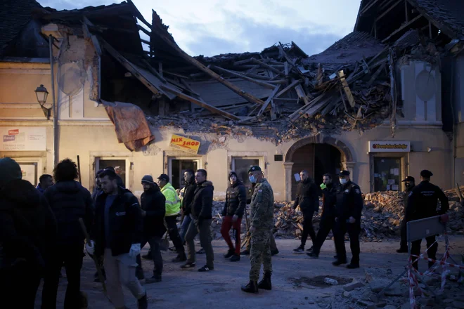 Porušile so se prenekatere zgradbe. FOTO: Blaž Samec/Delo