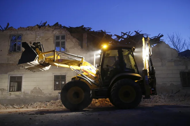 Več ljudi je ostalo brez strehe nad glavo. FOTO: Blaž Samec/Delo