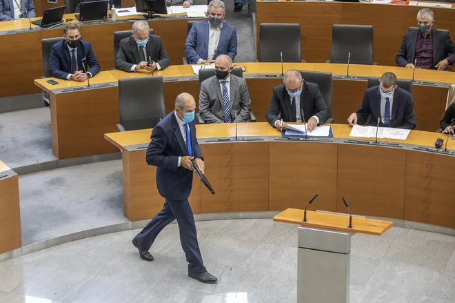 Vlada Janeza Janše po odhodu Desusa iz koalicije ni manjšinska le v odnosu do parlamenta, ampak je manjšinska tudi v javnomnenjskih preferencah ljudi, komentira Samo Uhan s katedre za analitsko sociologijo. FOTO: Voranc Vogel/Delo