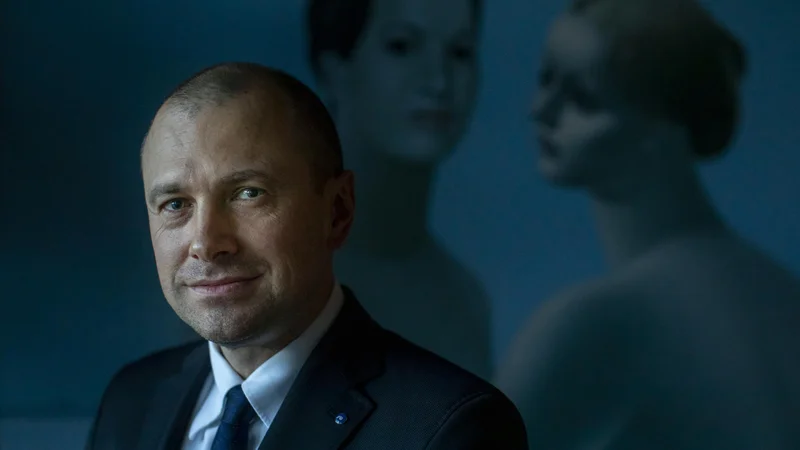Fotografija: »Sama oblika krize je drugačna. Imamo velik upad in nato razmeroma hitro normalizacijo, neke vrste oblike črke V. Prejšnja kriza se je vlekla leta in tudi sanacija je bila mukotrpna. NLB in slovenski bančni sistem sta v zdajšnjo krizo prišla v odlični kapitalski in likvidnostni kondiciji,« pravi predsednik uprave NLB Blaž Brodnjak. FOTO: Voranc Vogel
